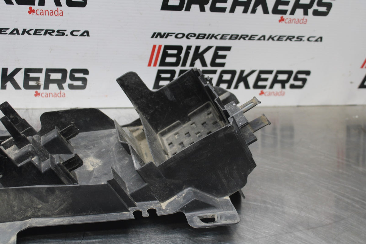 04-05 SUZUKI GSXR600 REAR BACK TAIL UNDERTAIL BATTERY TRAY PLASTIC BB792