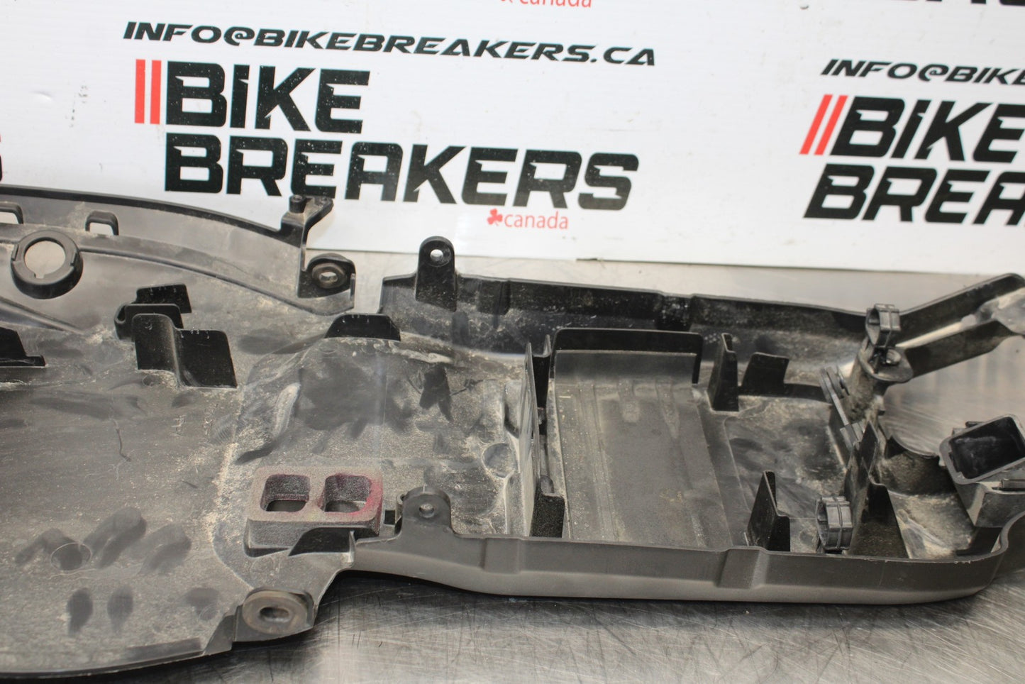 21-23 KAWASAKI NINJA ZX6R REAR BACK TAIL UNDERTAIL BATTERY TRAY PLASTIC BB179