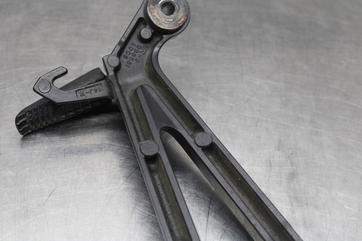 15-26 SUZUKI GSXR600 RIGHT REAR BACK PASSENGER PEG BB888