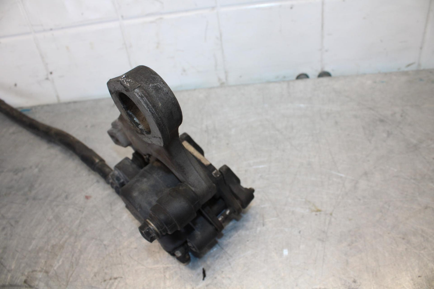 07-08 YAMAHA YZF R1 REAR BACK BRAKE CALIPER W MOUNT BRACKET BB439