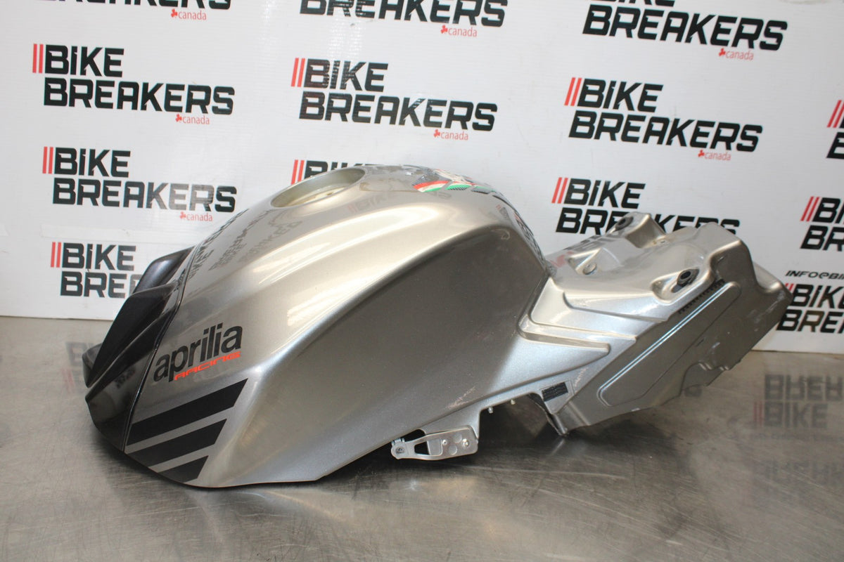 16 APRILIA TUONO V4 1100 GAS TANK FUEL CELL PETROL RESERVOIR BB905