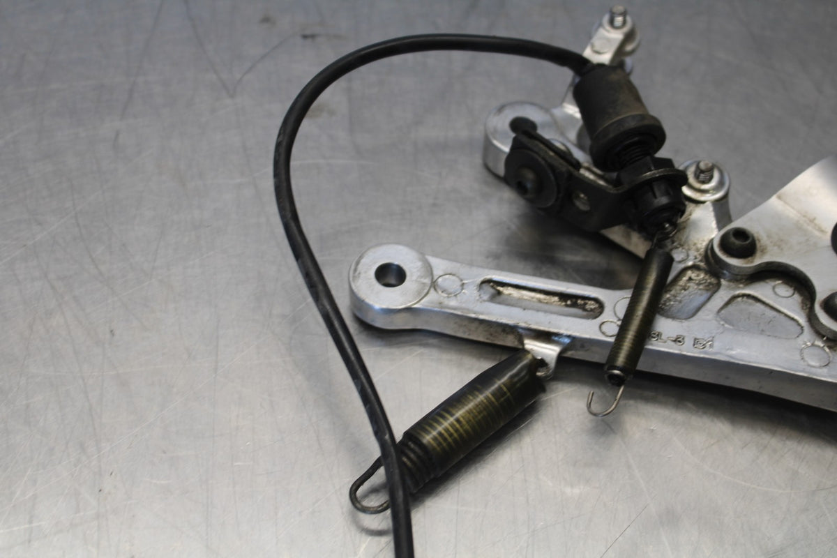05 YAMAHA YZF R6 RIGHT REARSET REAR SET DRIVER FOOT PEG BRACKET MOUNT BB894