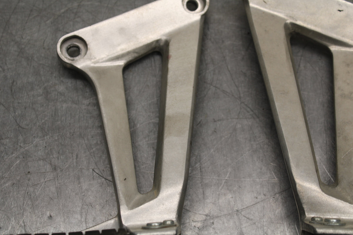 08 HONDA CBR125R REAR BACK PASSENGER PEG SET PAIR BB114