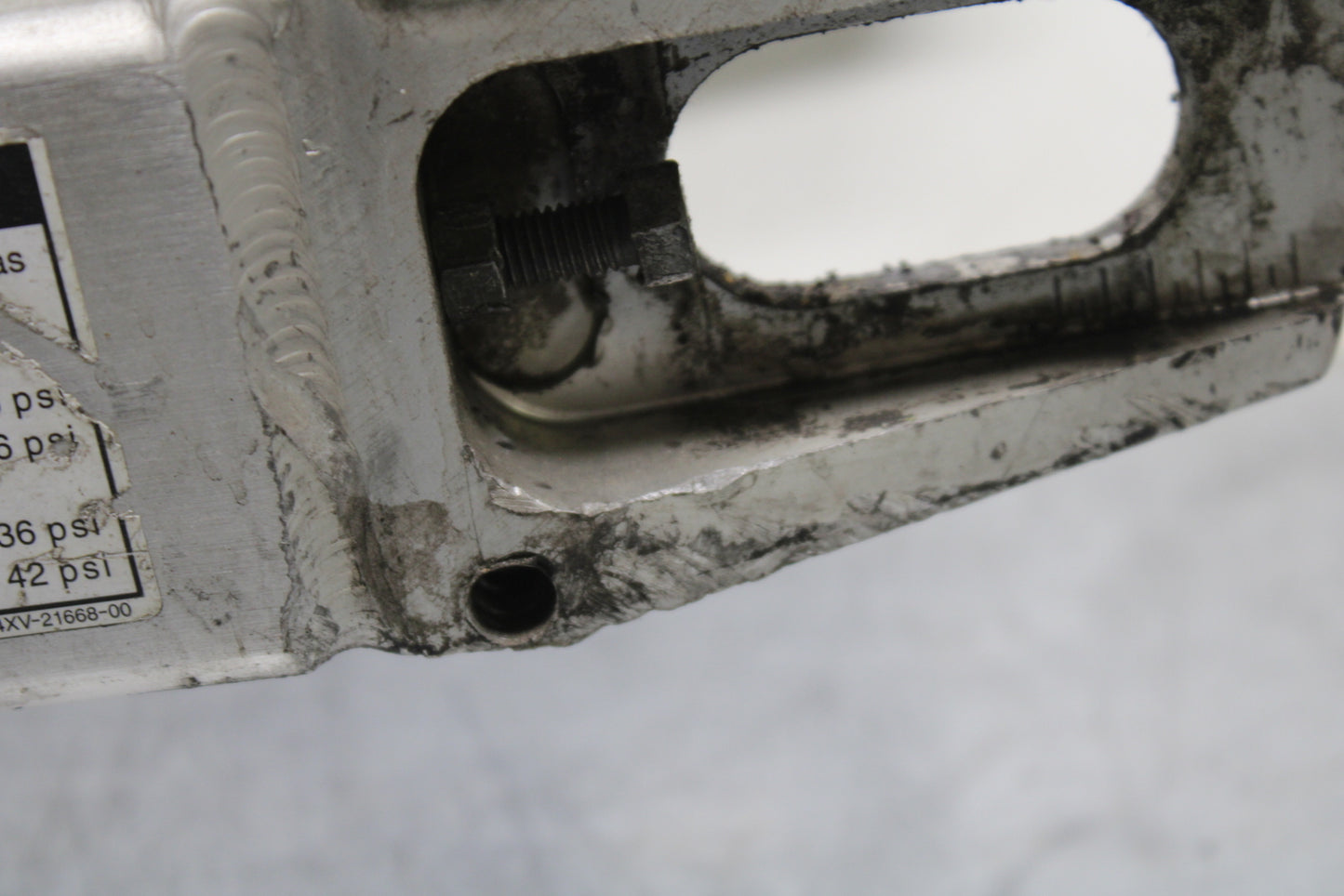 00-01 YAMAHA YZF R1 REAR SWINGARM BACK SUSPENSION SWING ARM BB755