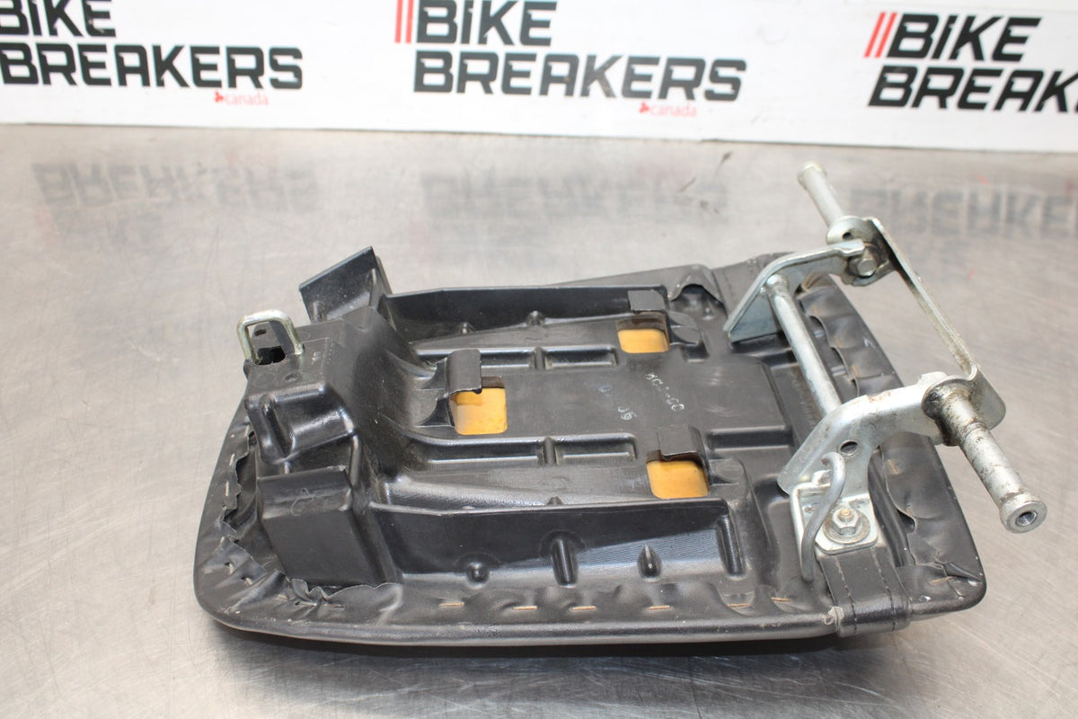 00-01 HONDA CBR929RR REAR BACK PASSENGER TANDEM SEAT PAD SADDLE PILLION BB925
