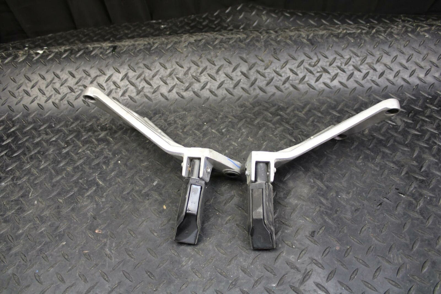 08 HONDA CBR125R REAR BACK PASSENGER PEG SET PAIR BB180