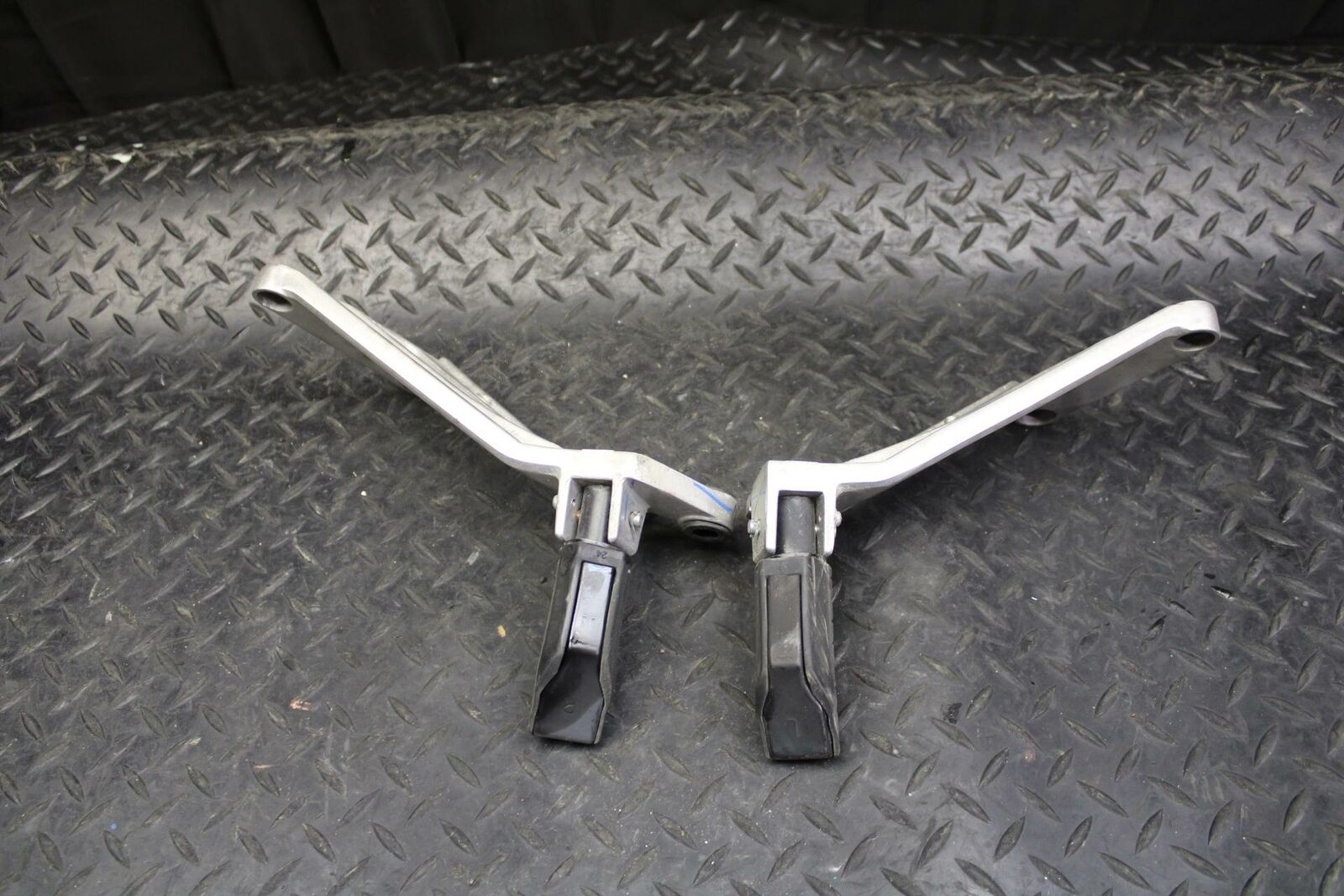 08 HONDA CBR125R REAR BACK PASSENGER PEG SET PAIR BB180