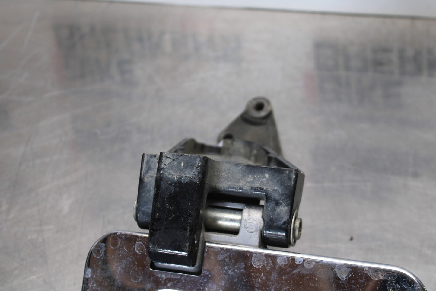 03-08 KAWASAKI VULCAN 1600 REAR PASSENGER FOOT STEP PEG SET PAIR BB196