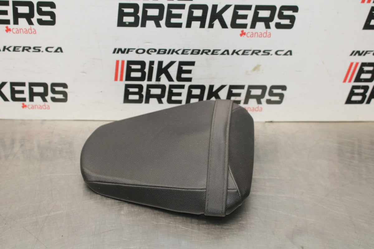 18 SUZUKI GSXR1000 REAR BACK PASSENGER TANDEM SEAT PAD SADDLE PILLION BB642