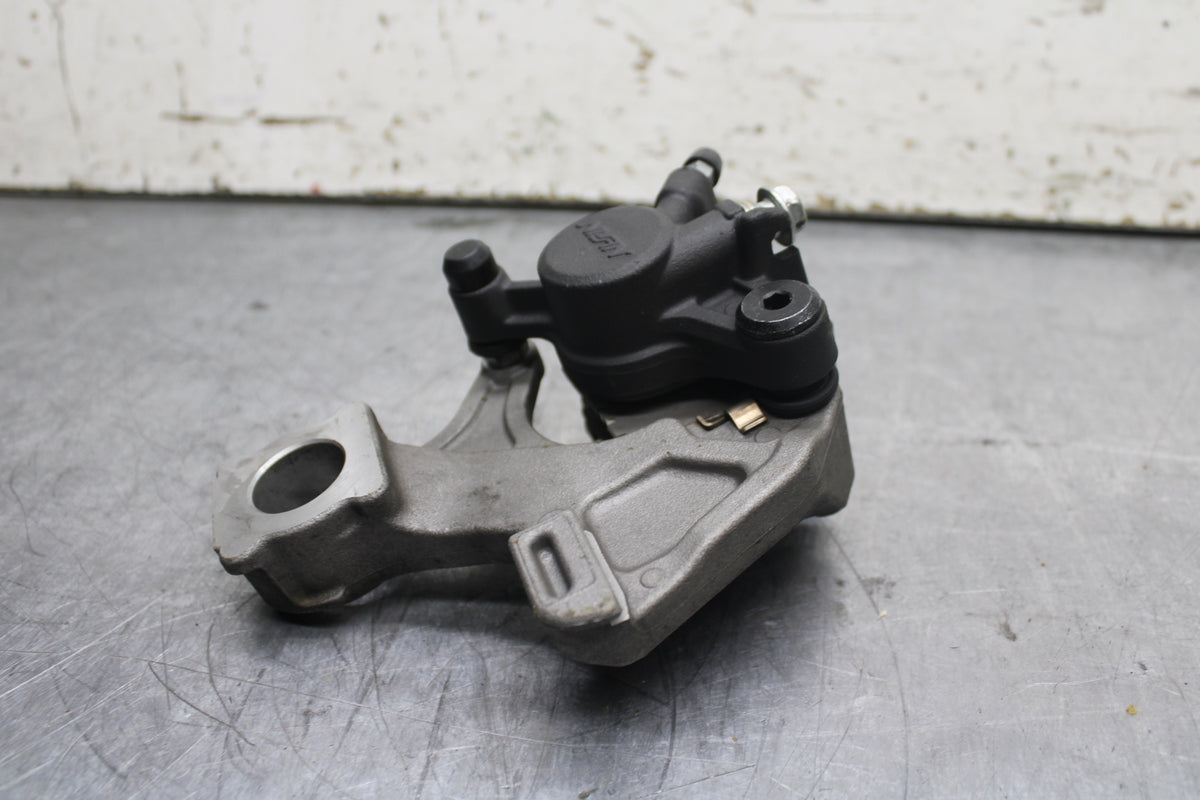 13 SUZUKI GSXR750 REAR BACK BRAKE CALIPER W MOUNT BRACKET BB110