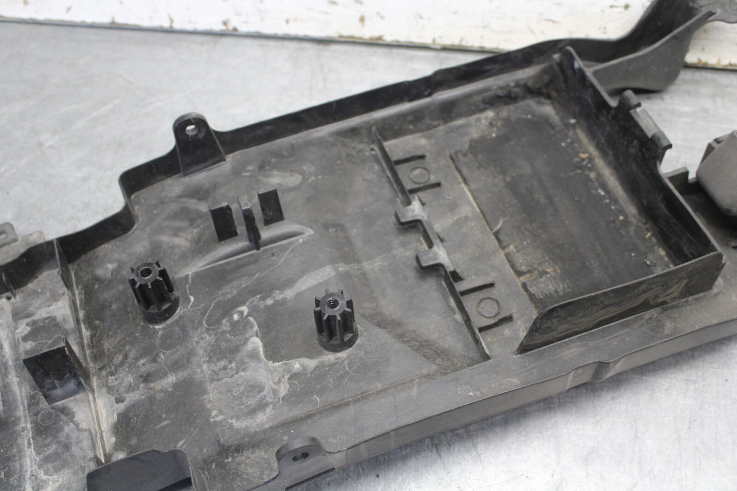 09-12 KAWASAKI NINJA ZX6R REAR BACK TAIL UNDERTAIL BATTERY TRAY PLASTIC BB698