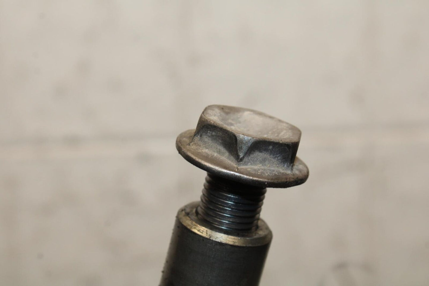 2006 Yamaha YZF R6 FRONT WHEEL RIM AXLE PIVOT BOLT 2C0-25181-00-00 BB560