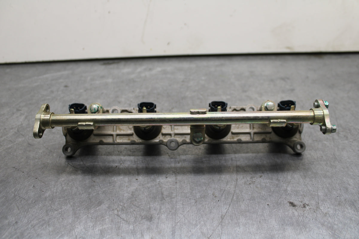 03-04 HONDA CBR600RR SECONDARY FUEL INJECTORS TOP AIRBOX GAS RAIL BB122