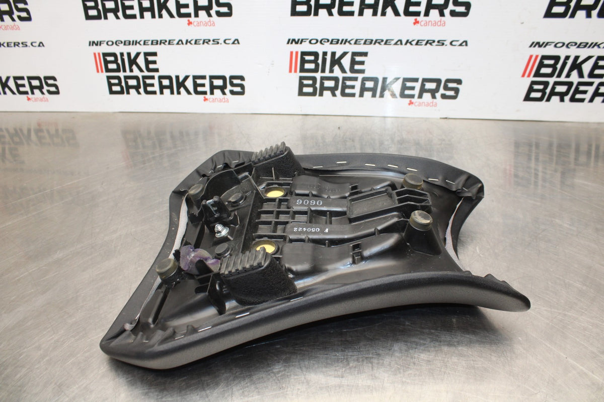 21-23 KAWASAKI NINJA ZX6R FRONT DRIVERS SEAT PAD SADDLE PILLION BB179