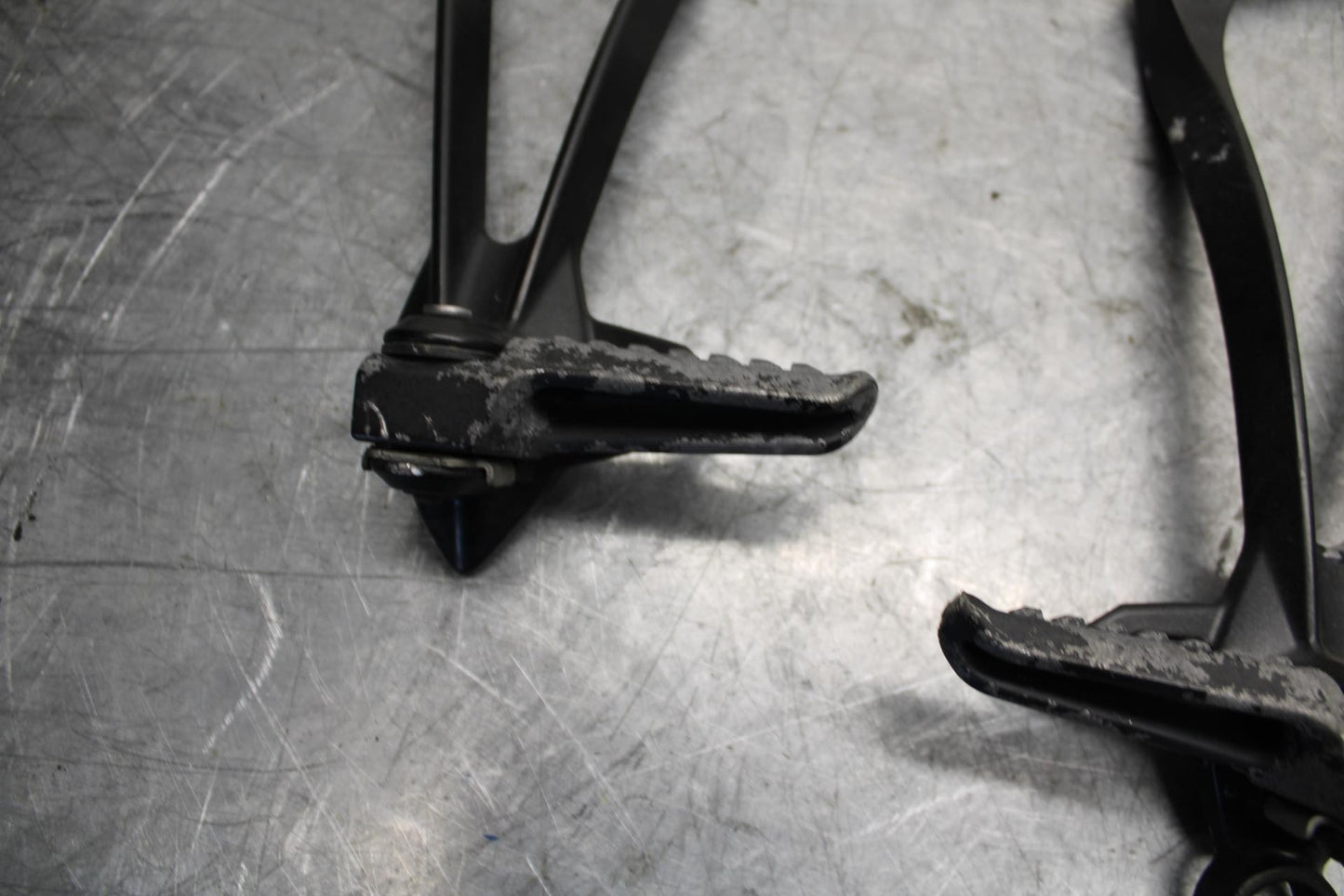 2008 Kawasaki Ninja ZX10R  REAR BACK PASSENGER PEG SET PAIR 34028-0094 BB524