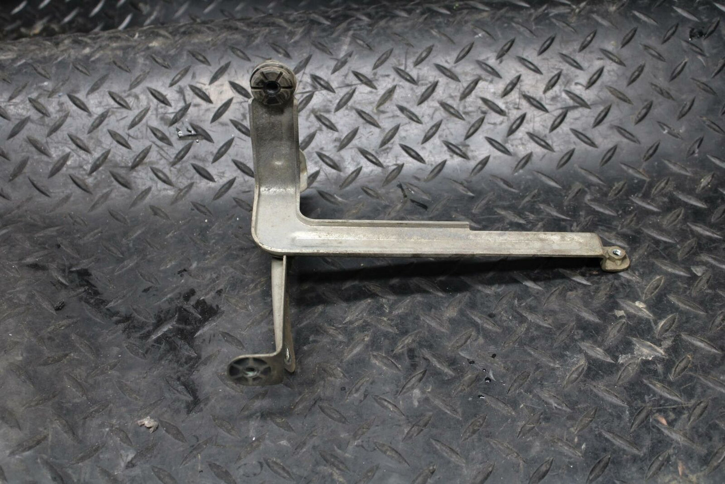 09-11 SUZUKI GSXR1000 OIL COOLER MOUNTING BRACKET MOUNT SUPPORT BB205