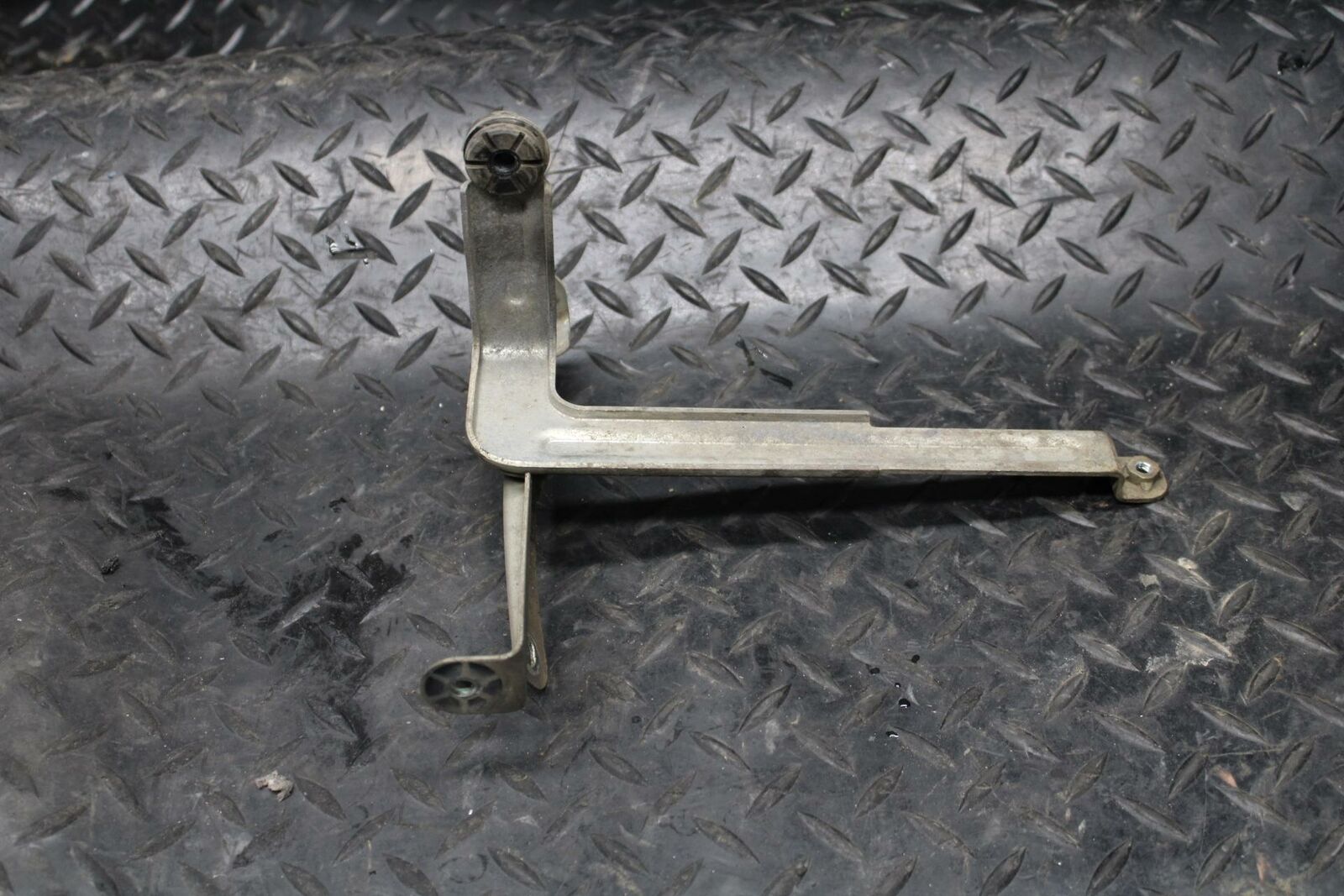 09-11 SUZUKI GSXR1000 OIL COOLER MOUNTING BRACKET MOUNT SUPPORT BB205