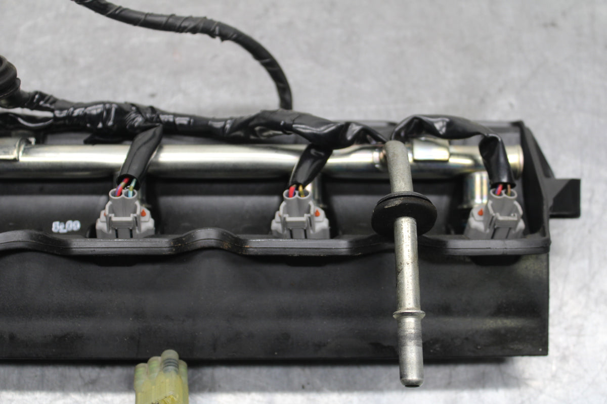 06 YAMAHA YZF R6 SECONDARY FUEL INJECTORS TOP AIRBOX GAS RAIL BB716