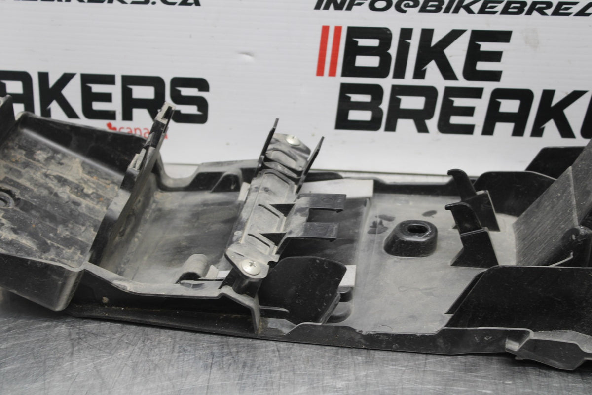08-10 SUZUKI GSXR 600 REAR BACK TAIL UNDERTAIL BATTERY TRAY PLASTIC BB765