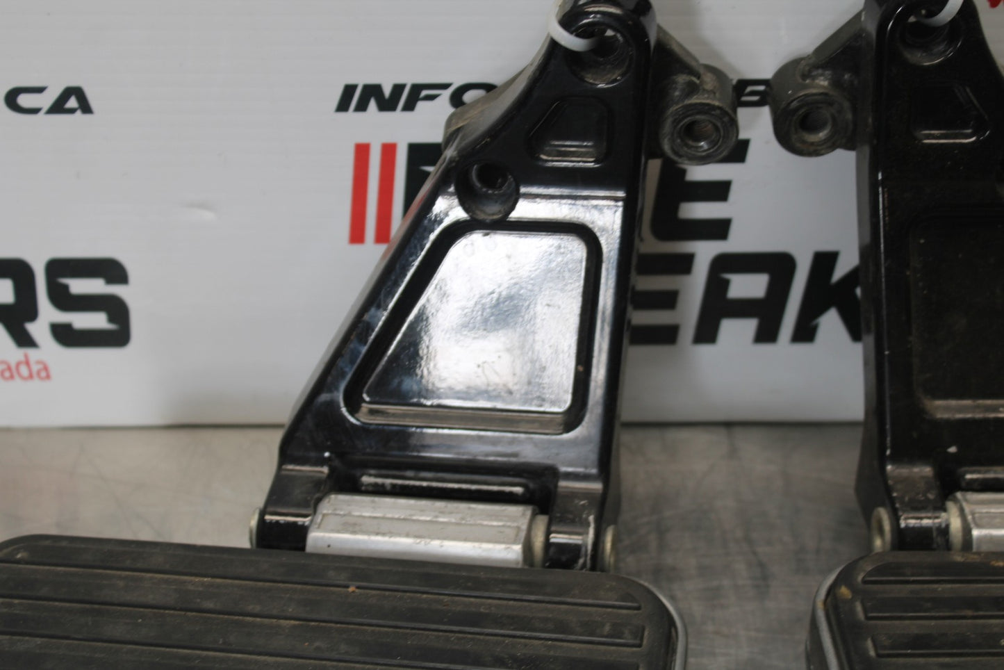 03-08 KAWASAKI VULCAN 1600 REAR PASSENGER FOOT STEP PEG SET PAIR BB196