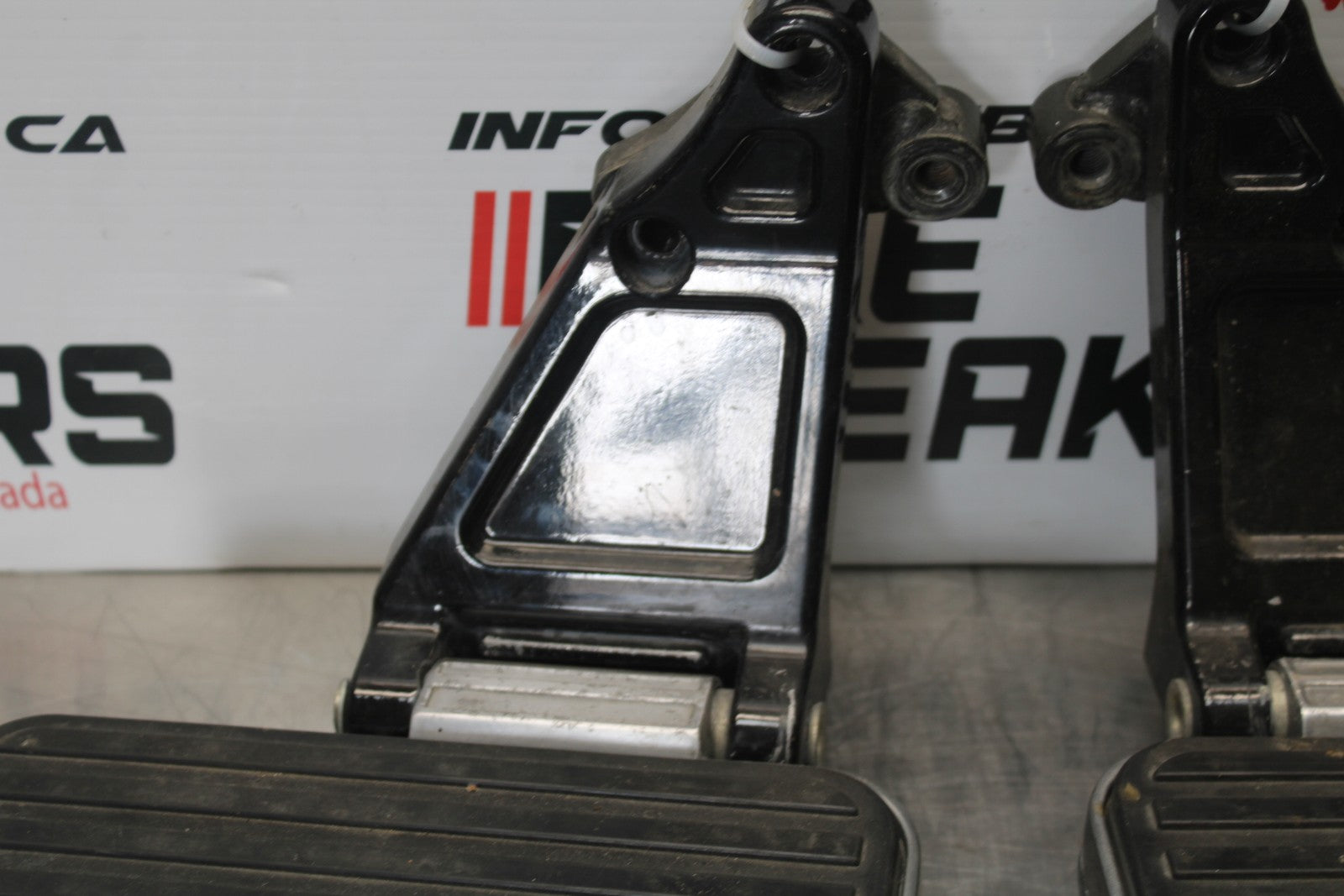 03-08 KAWASAKI VULCAN 1600 REAR PASSENGER FOOT STEP PEG SET PAIR BB196