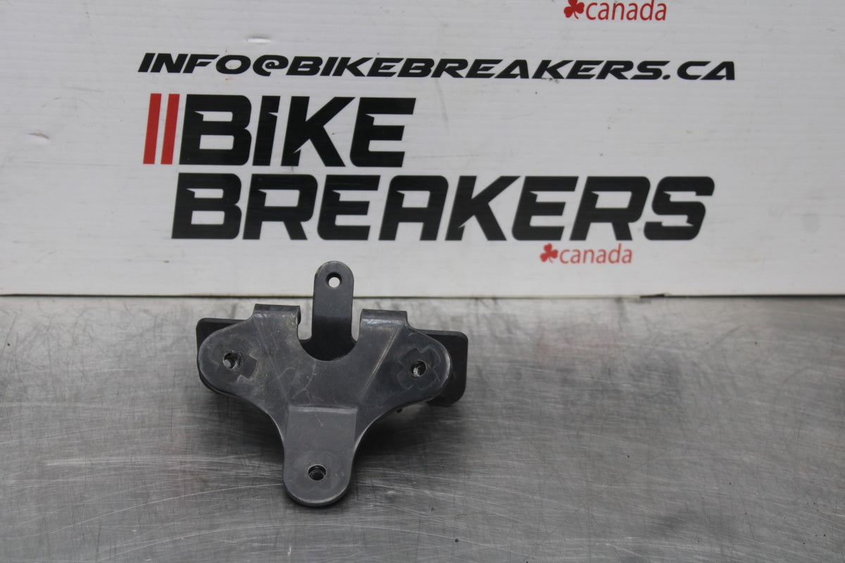 2006 Suzuki Boulevard C90 FRONT HEADLIGHT LIGHT MOUNT BRACKET BB849