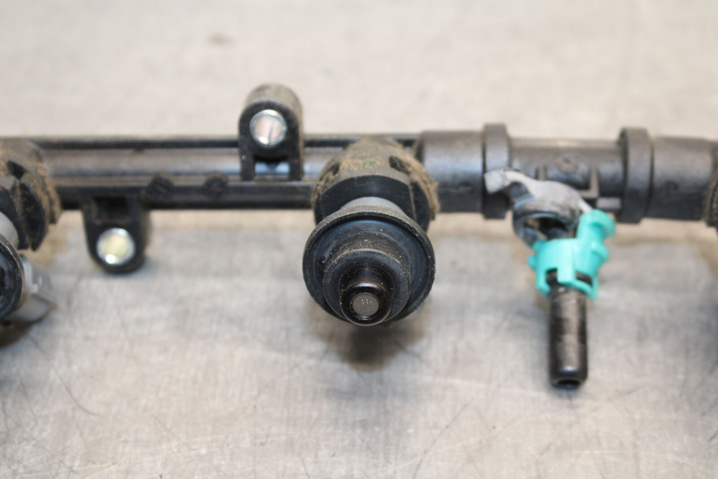 12-16 HONDA CBR1000RR SECONDARY FUEL INJECTORS TOP AIRBOX GAS RAIL BB114