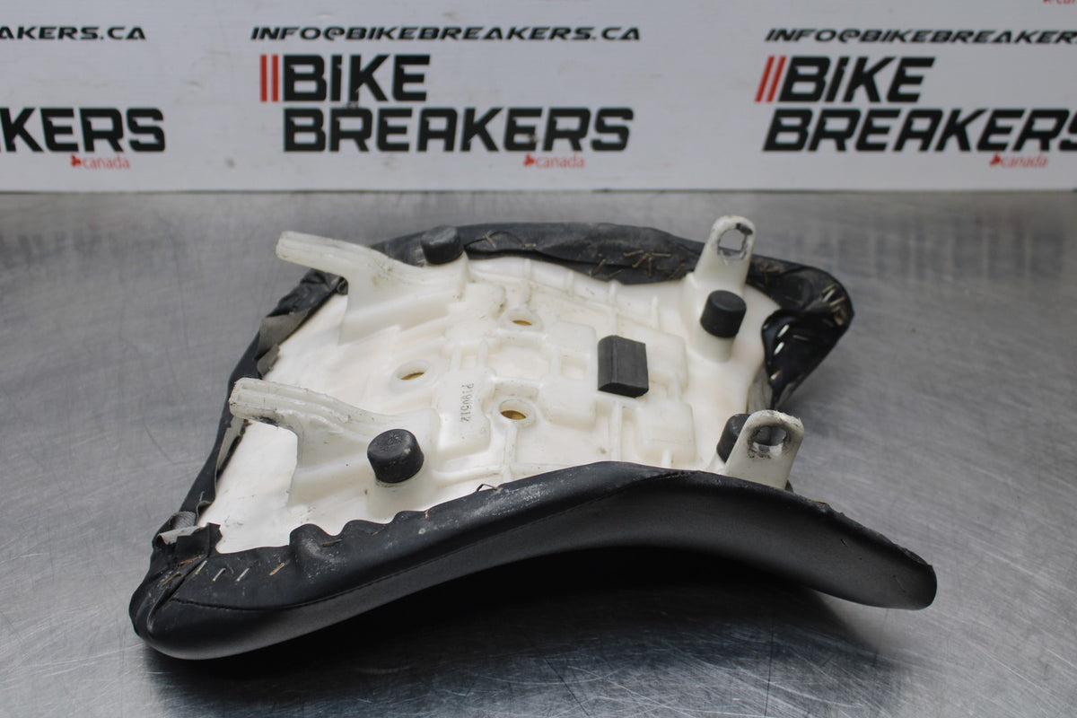 06-07 SUZUKI GSXR750 FRONT DRIVERS SEAT PAD SADDLE PILLION BB811
