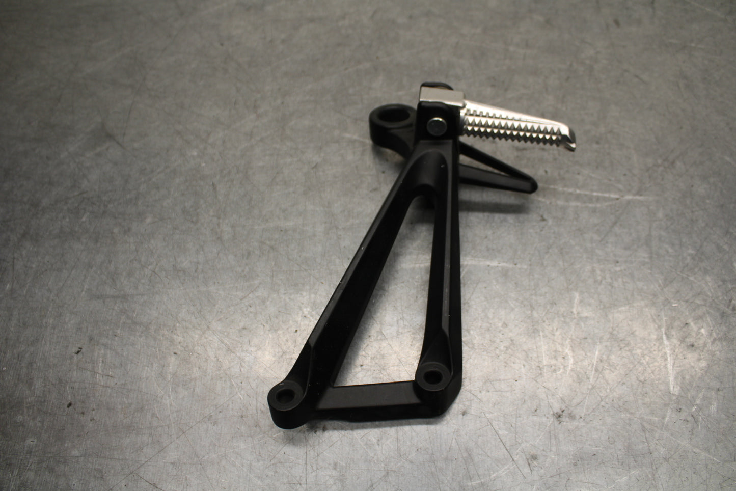 15-17 YAMAHA YZF R3 RIGHT REAR BACK PASSENGER PEG BB651