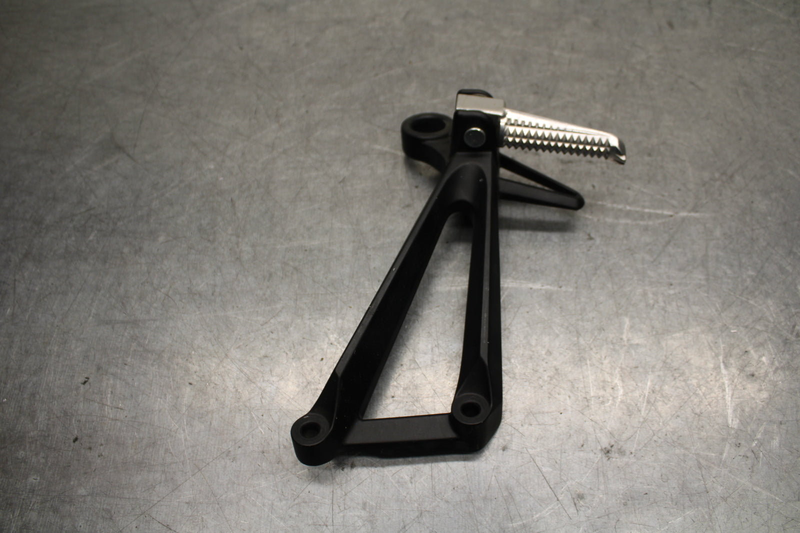 15-17 YAMAHA YZF R3 RIGHT REAR BACK PASSENGER PEG BB651