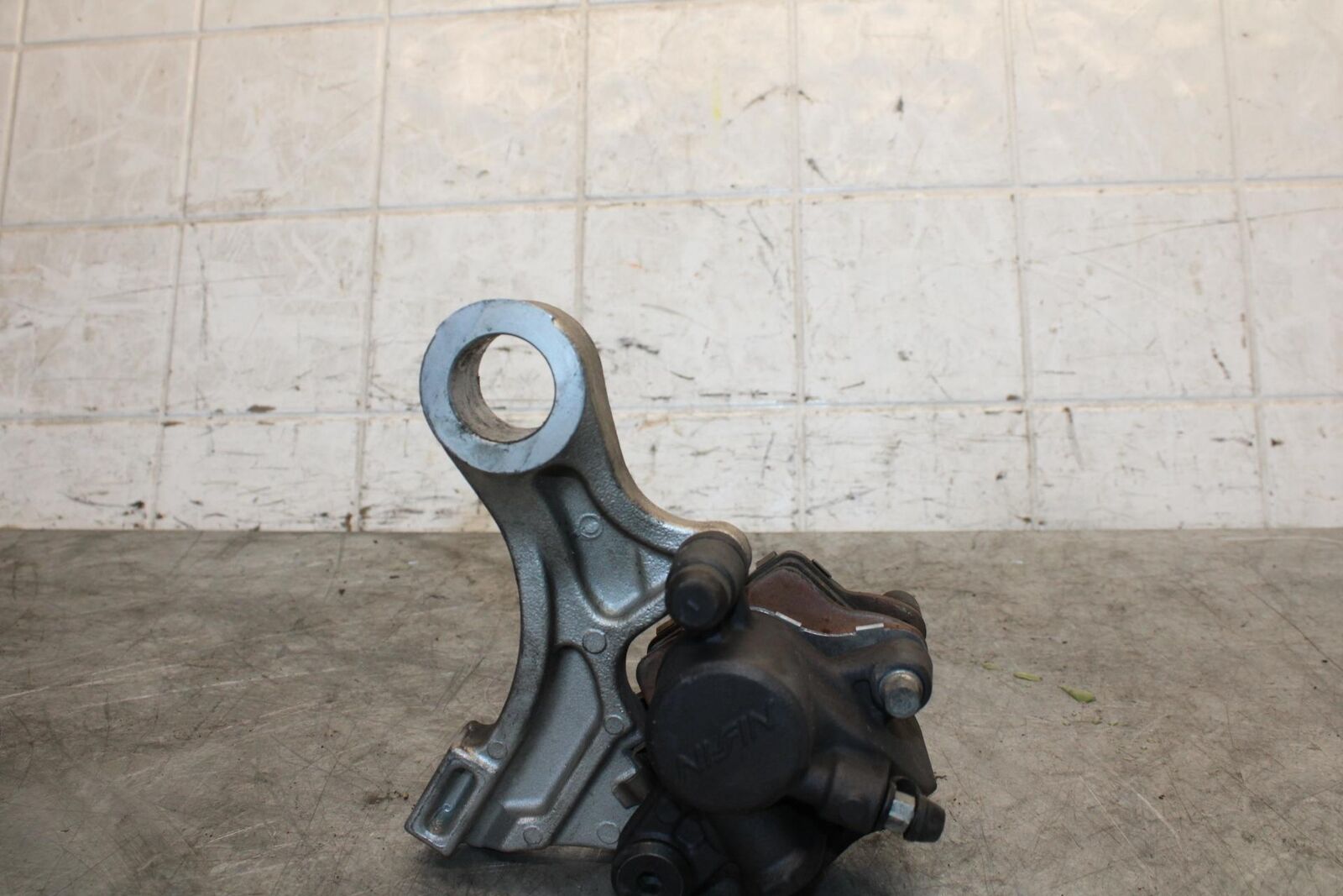 07-12 HONDA CBR600RR REAR BACK BRAKE CALIPER W MOUNT BRACKET 43150-MFJ-D01 BB542
