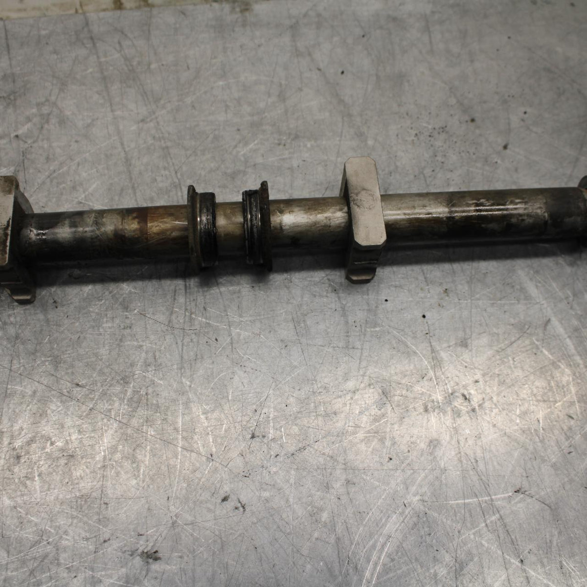 05-06 HONDA CBR600RR REAR AXLE  WHEEL RIM PIVOT BOLT AXEL 42301-MEE-D00 BB484