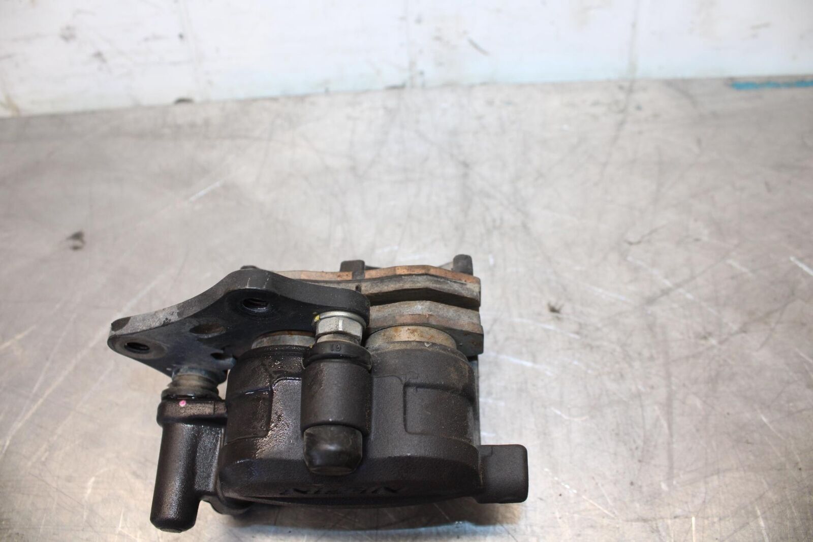 18 KAWASAKI Z 400  FRONT BRAKE CALIPER BB469