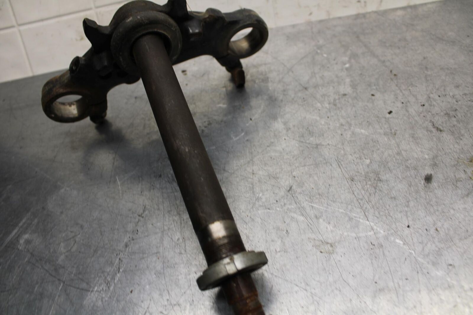 75 SUZUKI GT 550 FRONT FORKS CLAMP LOWER TRIPLE TREE STEM BB72