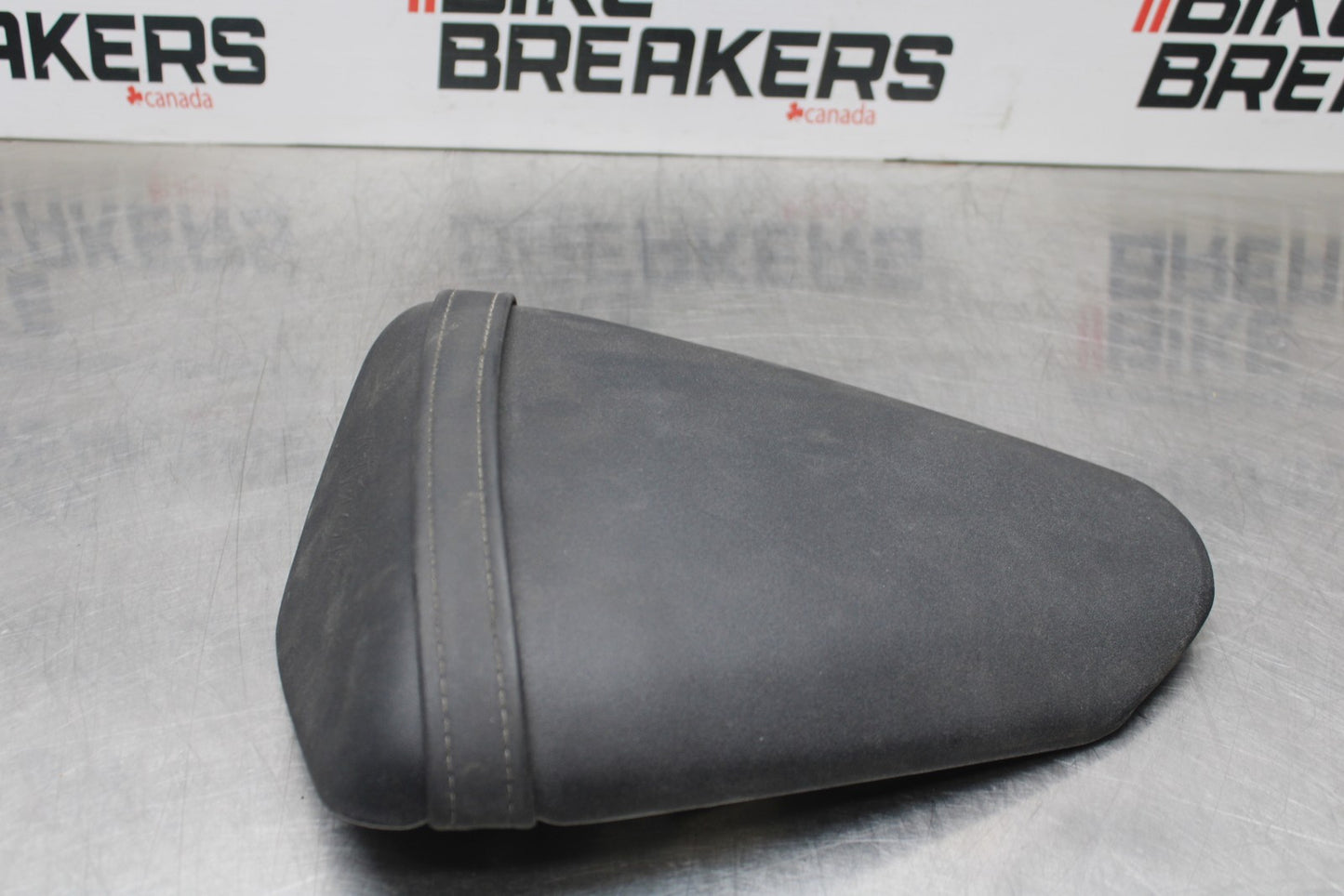 08 KAWASAKI NINJA ZX10R REAR BACK PASSENGER TANDEM SEAT PAD SADDLE PILLION BB201