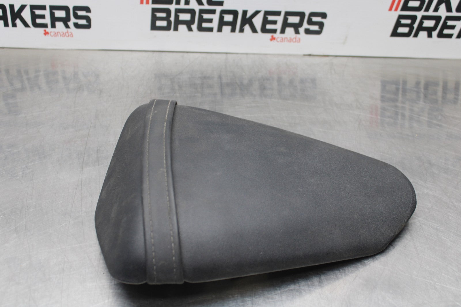 08 KAWASAKI NINJA ZX10R REAR BACK PASSENGER TANDEM SEAT PAD SADDLE PILLION BB201