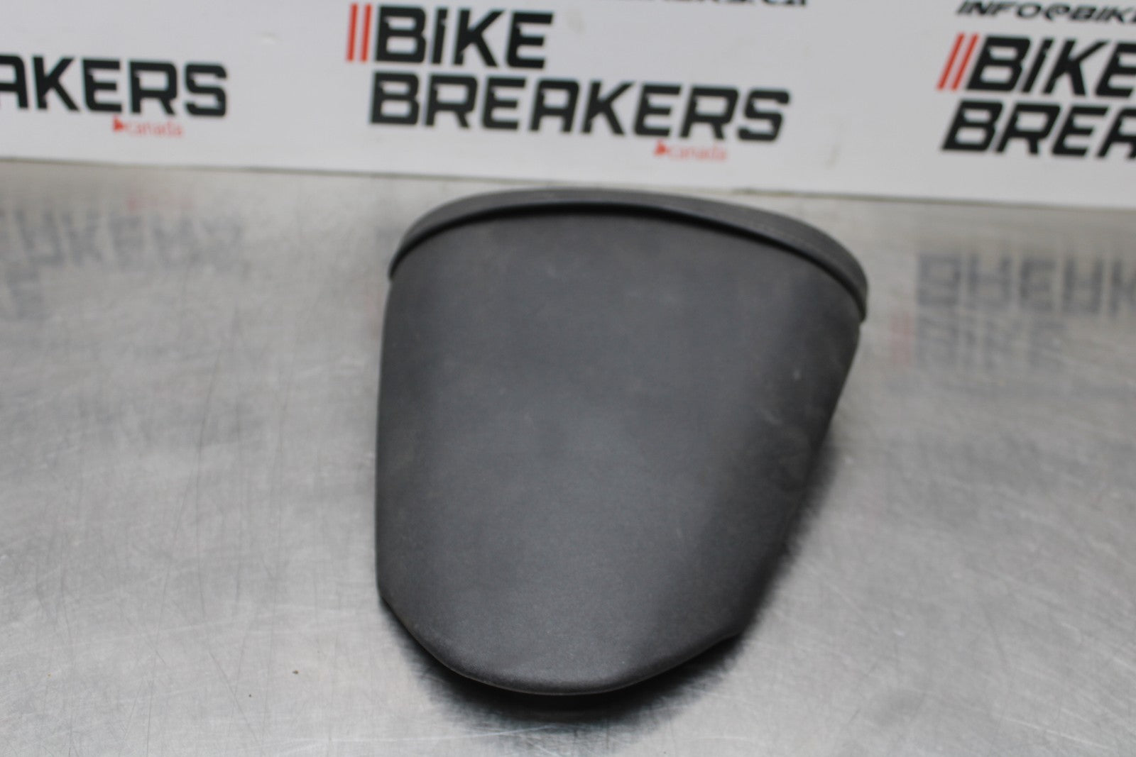 08 KAWASAKI NINJA ZX10R REAR BACK PASSENGER TANDEM SEAT PAD SADDLE PILLION BB201