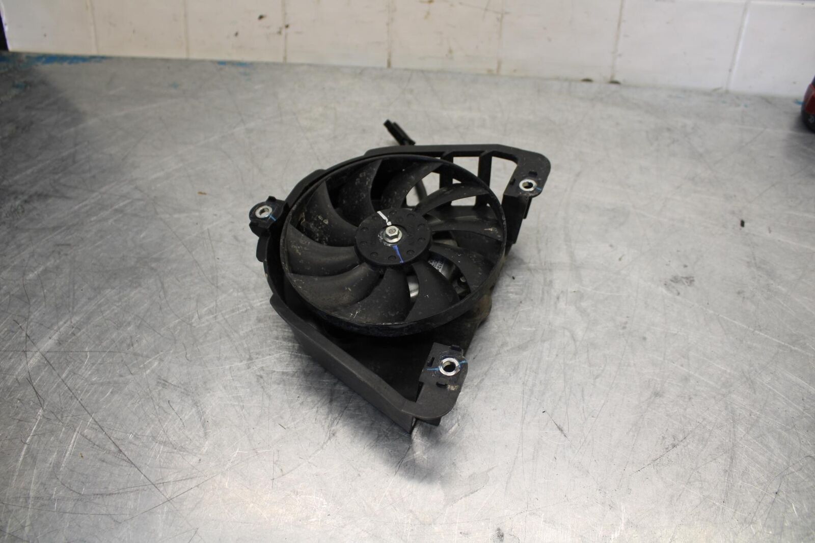 17-18 YAMAHA YZF R3 ENGINE RADIATOR COOLING FAN BB438