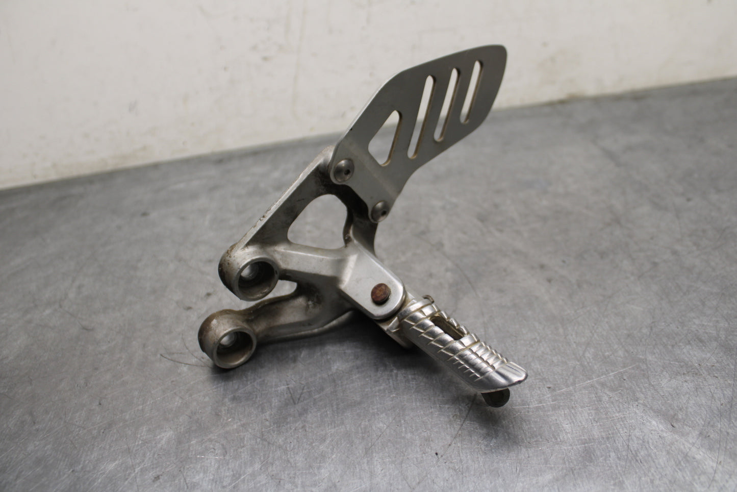 06-07 SUZUKI GSXR750 LEFT REARSET REAR SET DRIVER FOOT PEG REST STOP BB132