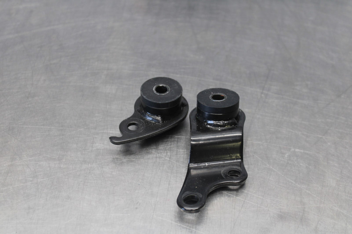 11-26 SUZUKI GSXR750 EXHAUST PIPE MUFFLER CAN BRACKETS BB882