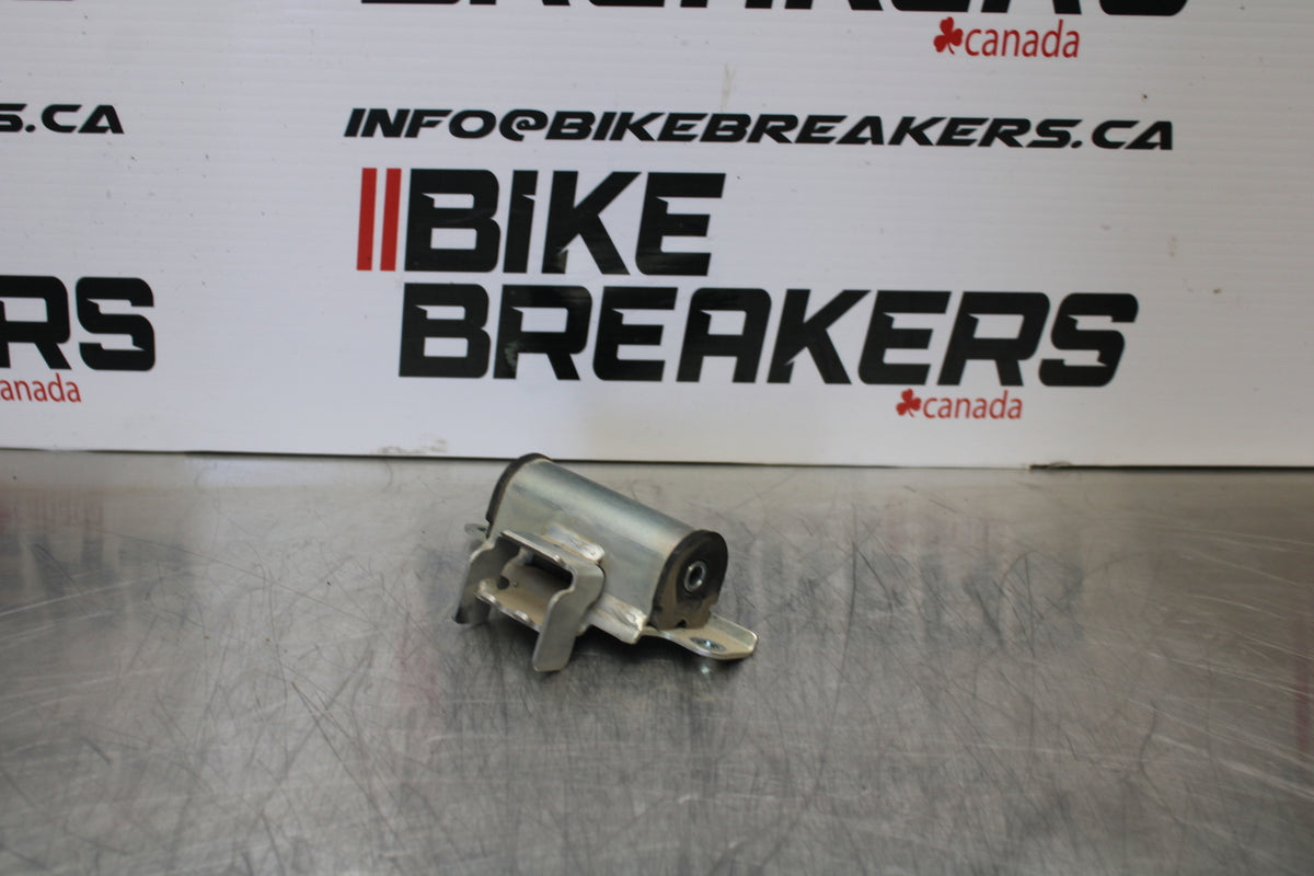 09-15 YAMAHA FZ6R GAS TANK FUEL CELL PETROL RESERVOIR BRACKET MOUNT BB161