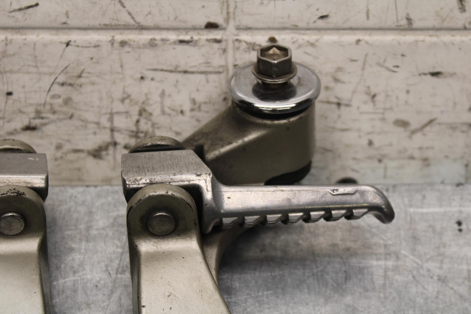 2000 Kawasaki Ninja ZX9R ZX900F REAR BACK PASSENGER PEG SET PAIR BB70