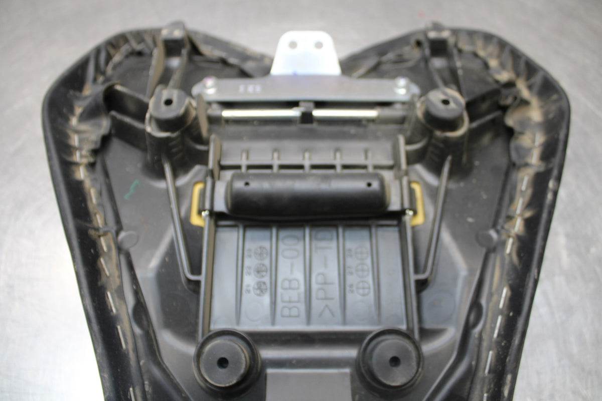 22-25 YAMAHA YZF R7 FRONT DRIVERS SEAT PAD SADDLE PILLION BB769-B