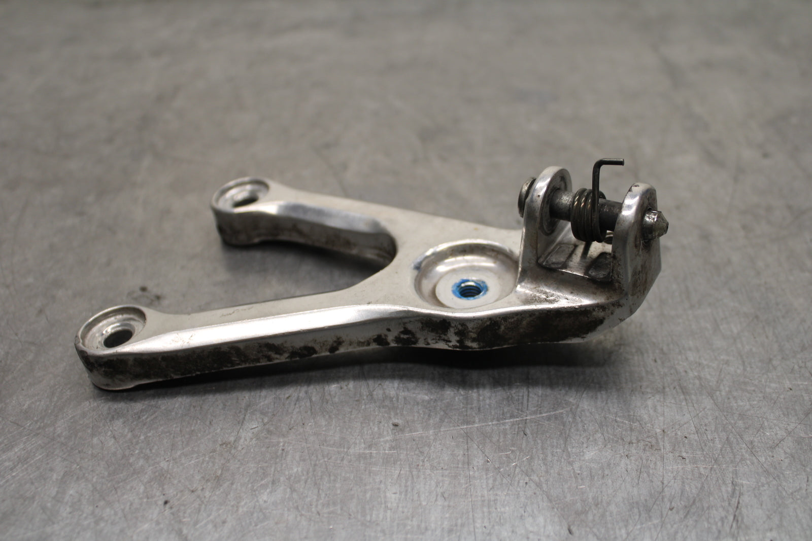 03-05 YAMAHA YZF R6  LEFT REARSET REAR SET DRIVER FOOT PEG BRACKET MOUNT BB132
