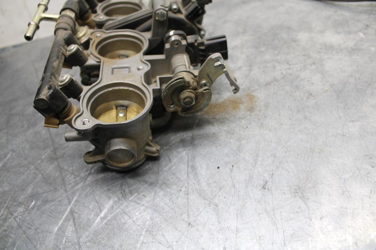 18 YAMAHA YZF R1  MAIN FUEL INJECTORS / THROTTLE BODIES BB473