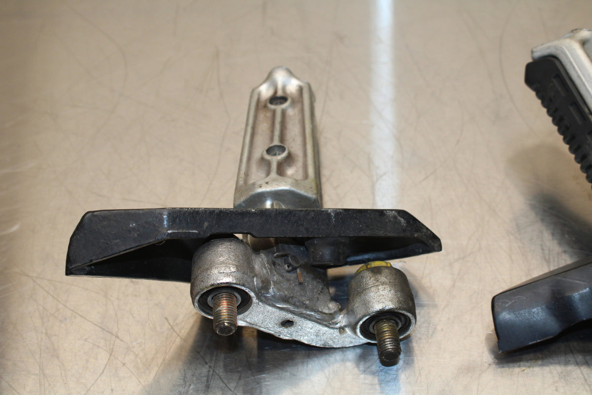 86 SUZUKI GS750ES FRONT FOOT RESTS PEGS STEPS SET PAIR BB140
