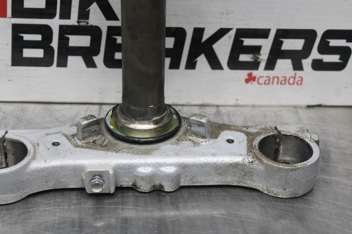 15 SUZUKI GW250F FRONT FORKS CLAMP LOWER TRIPLE TREE STEM BB789