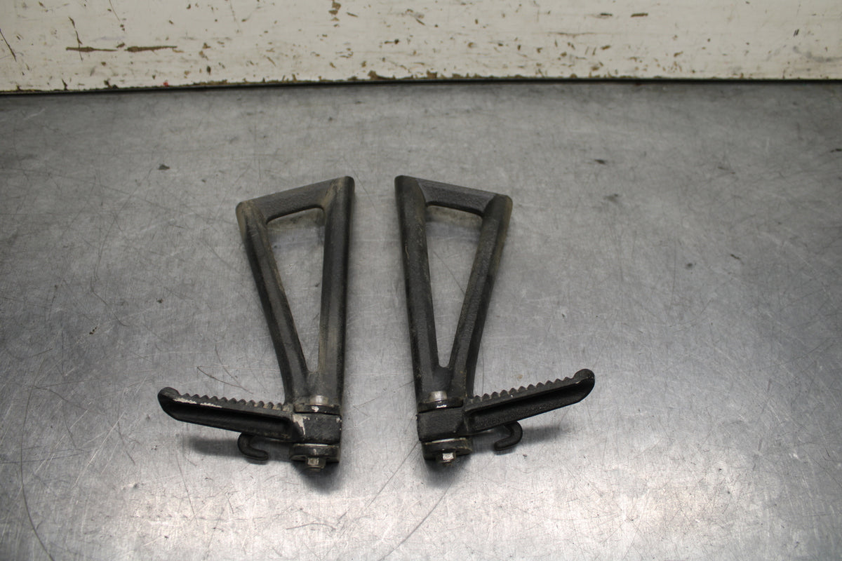 06-07 YAMAHA YZF R6 REAR BACK PASSENGER PEG SET PAIR BB742