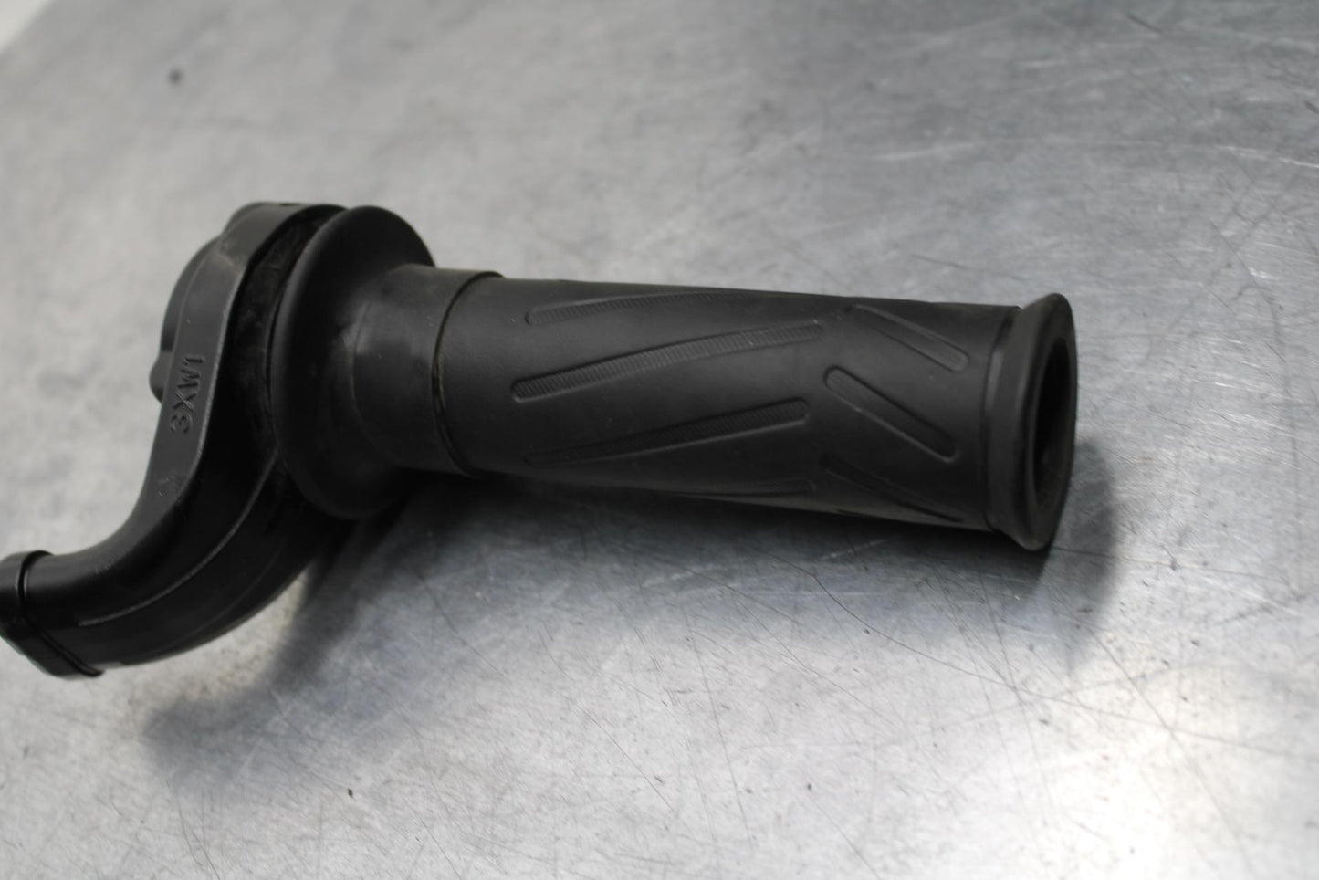 20-21 YAMAHA XSR900 RIGHT THROTTLE GRIP BB599