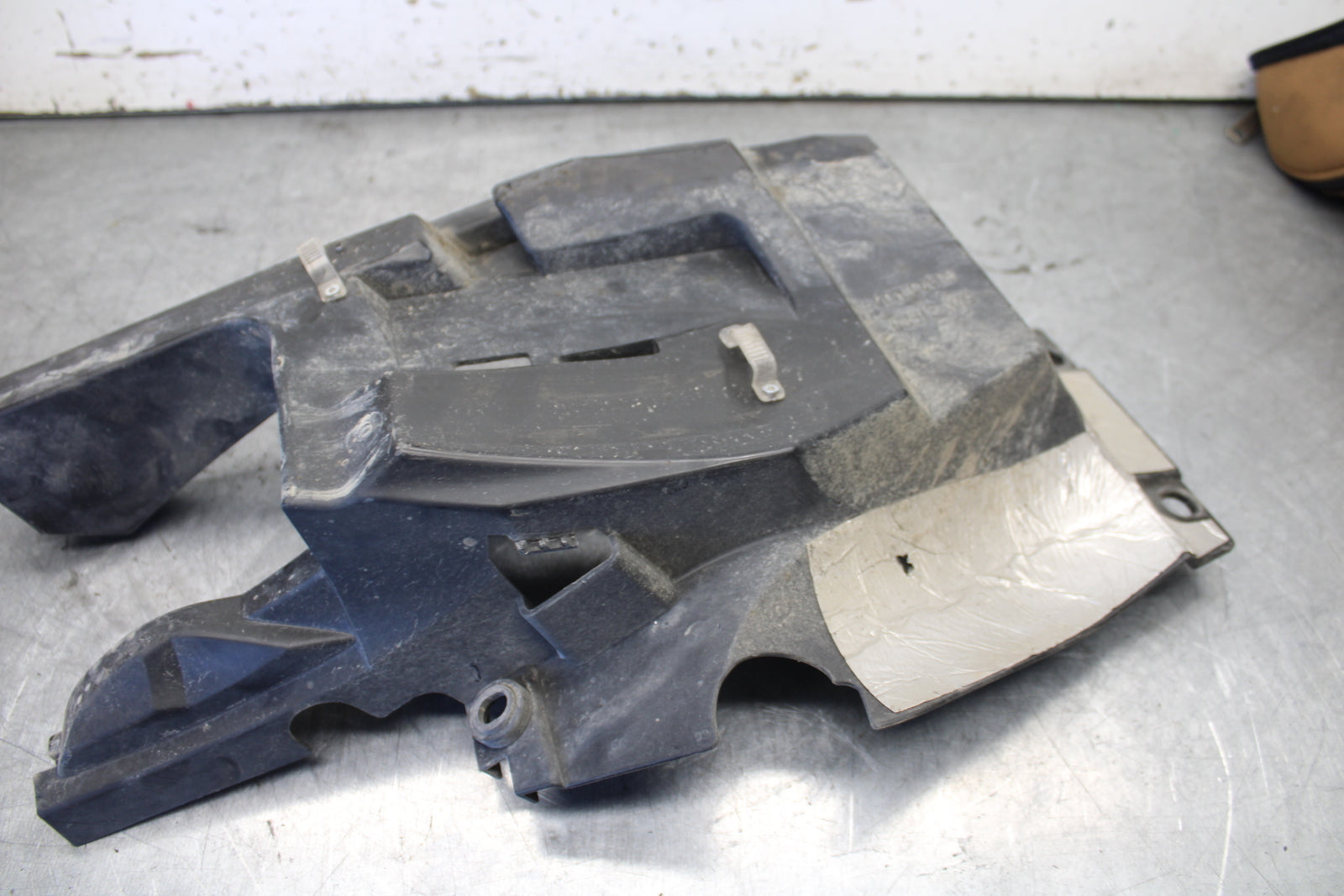 07-09 YAMAHA FZ6 REAR BACK TAIL UNDERTAIL BATTERY TRAY PLASTIC BB713